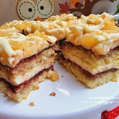 Szybkie ciasto z gruszkami i budyniem, z kremem i owocami na wierzchu. Idealne na deser.