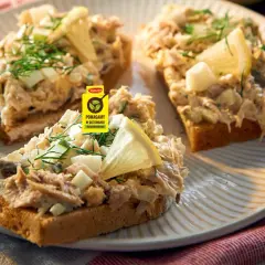 Pyszna pasta z makreli z jajkiem i ogórkiem na tostach, udekorowana cytryną i koperkiem. Idealna na szybkie śniadanie.