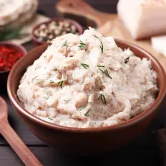 Smalec domowy po góralsku, pyszna pasta z chlebem i przyprawami.