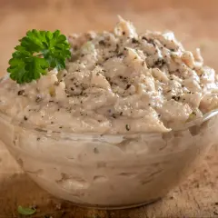 Kremowa pasta z tuńczyka i jajka, doprawiona pieprzem, udekorowana natką pietruszki. Idealna na kanapki.