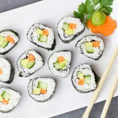 Pyszne rolki sushi z awokado, ogórkiem i marchewką. Idealne na lekki posiłek, gdy masz ochotę na coś do sushi.