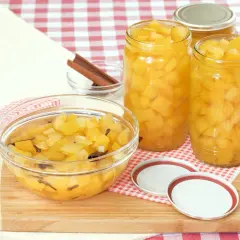 Słoiki z dynią w occie, jak u babci. Aromatyczne przyprawy i słodko-kwaśny smak.