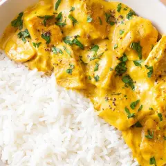 Pyszny kurczak w sosie curry, podany z ryżem. Prosty przepis na szybki obiad.