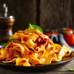 Pappardelle z sosem pomidorowym i bazylią – idealny, sycący obiad bez mięsa.