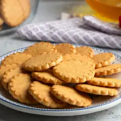 Stos ciasteczek na talerzu, idealnych do kawy. Pyszny przepis na ciastka, który zachwyci każdego.