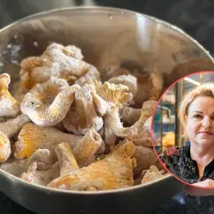 Kobieta pokazuje, jak oczyścić kurki. Grzyby w misce posypane mąką.