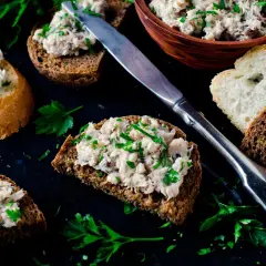 Pyszna pasta z makreli na chlebie, idealna na szybkie śniadanie. Prosty przepis na pastę z makreli.