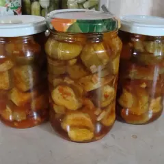Słoiki z domowymi ogórkami z chilli, gotowe na zimę. Pikantne i aromatyczne, idealne do kanapek.