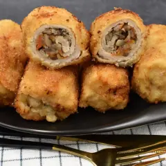Roladki schabowe z pieczarkami i marchewką, panierowane i usmażone. Idealne pytanie: czym faszerować roladki schabowe?