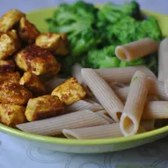 Smażony kurczak z makaronem penne i brokułami. Idealny obiad w 15 minut, gdy brakuje czasu na gotowanie.