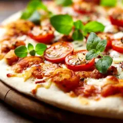 Pyszna pizza bez drożdży z pomidorkami i świeżą bazylią, idealna na szybki obiad.