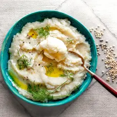 Aksamitne puree z kalafiora, polane oliwą, ozdobione koperkiem i pieprzem. Idealne jako lekki dodatek.