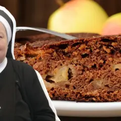 Siostra Anastazja prezentuje swoje pyszne ciasto salceson, pełne jabłek i aromatycznych przypraw.