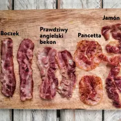 Na desce leżą różne rodzaje bekonu: boczek, prawdziwy angielski bekon, pancetta i jamón.