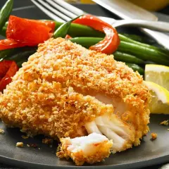 Chrupiące ryba w panierce panko, podana z fasolką szparagową, papryką i cytryną. Panko co to? Japońska bułka tarta nadająca niezwykłą kruchość.