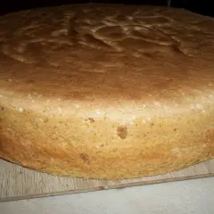 Puszysty biszkopt z 5 jaj, lekko zarumieniony, gotowy do dekoracji. Idealna baza do tortu.