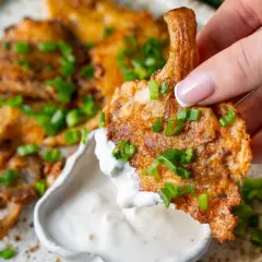 Chrupiące boczniaki w panierce, posypane szczypiorkiem, zanurzane w sosie. Idealna przekąska!