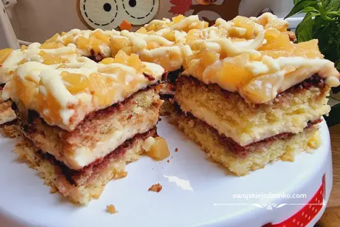 Szybkie ciasto z gruszkami i budyniem, z kremem i owocami na wierzchu. Idealne na deser.