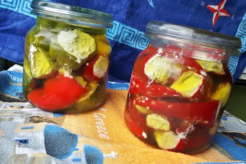 Słoiki z marynowanymi papryczkami nadziewanymi serem feta na zimę. Smak Grecji w słoiku.