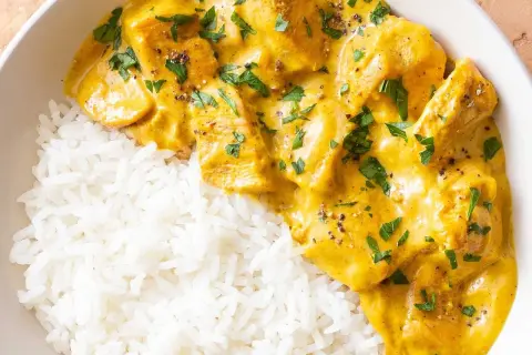 Pyszny kurczak w sosie curry, podany z ryżem. Prosty przepis na szybki obiad.