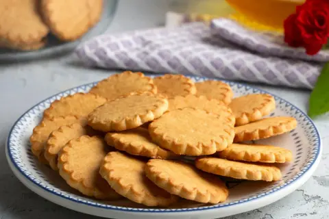 Stos ciasteczek na talerzu, idealnych do kawy. Pyszny przepis na ciastka, który zachwyci każdego.