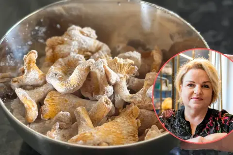 Kobieta pokazuje, jak oczyścić kurki. Grzyby w misce posypane mąką.