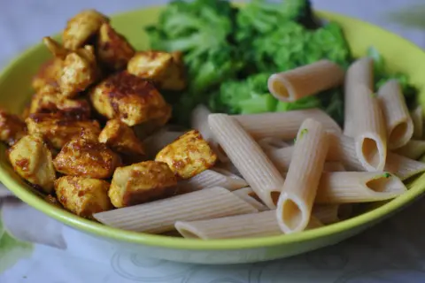 Smażony kurczak z makaronem penne i brokułami. Idealny obiad w 15 minut, gdy brakuje czasu na gotowanie.
