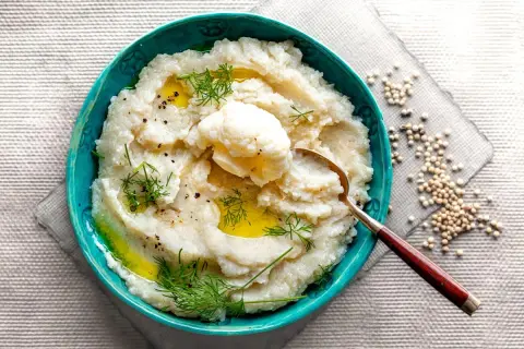 Aksamitne puree z kalafiora, polane oliwą, ozdobione koperkiem i pieprzem. Idealne jako lekki dodatek.