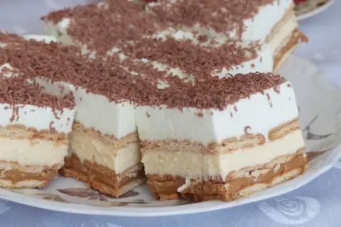 Pyszne, tanie ciasto bez pieczenia z herbatnikami, kremem i polewą czekoladową. Idealne na deser!