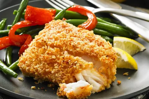 Chrupiące ryba w panierce panko, podana z fasolką szparagową, papryką i cytryną. Panko co to? Japońska bułka tarta nadająca niezwykłą kruchość.