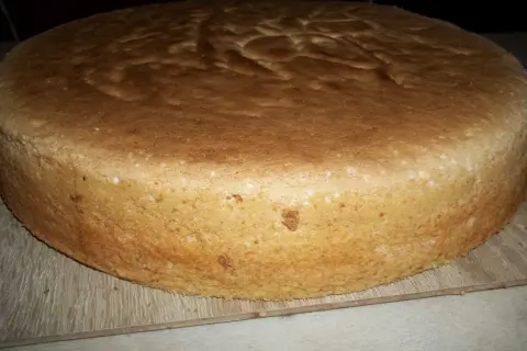 Puszysty biszkopt z 5 jaj, lekko zarumieniony, gotowy do dekoracji. Idealna baza do tortu.