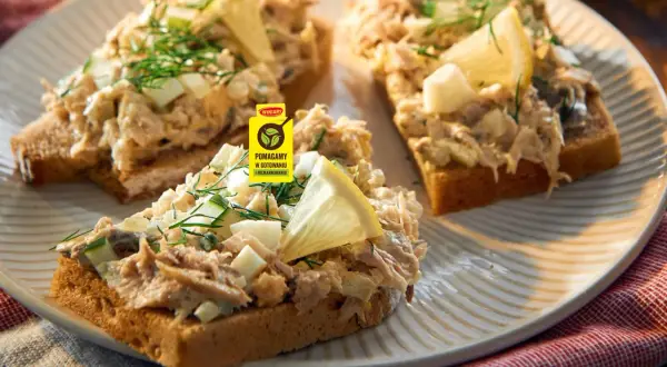 Pyszna pasta z makreli z jajkiem i ogórkiem na tostach, udekorowana cytryną i koperkiem. Idealna na szybkie śniadanie.