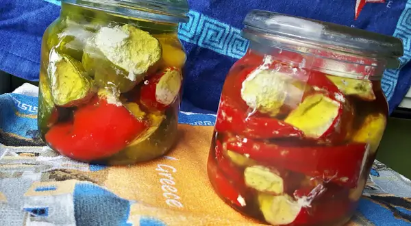 Słoiki z marynowanymi papryczkami nadziewanymi serem feta na zimę. Smak Grecji w słoiku.