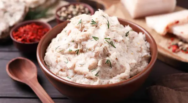 Smalec domowy po góralsku, pyszna pasta z chlebem i przyprawami.