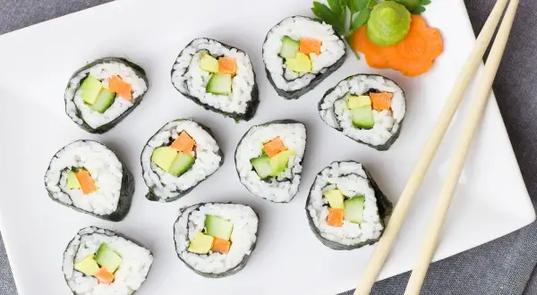 Pyszne rolki sushi z awokado, ogórkiem i marchewką. Idealne na lekki posiłek, gdy masz ochotę na coś do sushi.