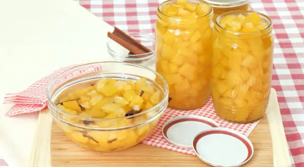 Słoiki z dynią w occie, jak u babci. Aromatyczne przyprawy i słodko-kwaśny smak.