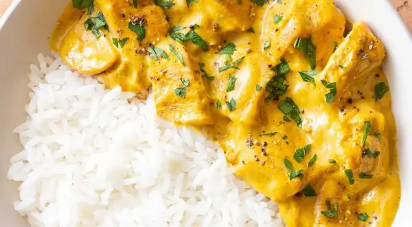 Pyszny kurczak w sosie curry, podany z ryżem. Prosty przepis na szybki obiad.