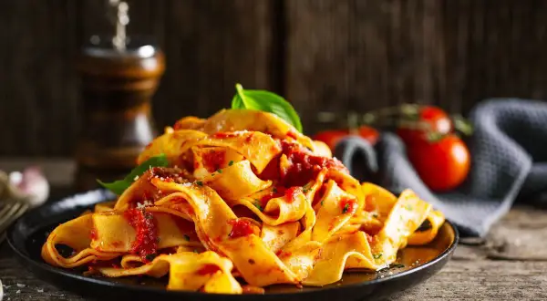 Pappardelle z sosem pomidorowym i bazylią – idealny, sycący obiad bez mięsa.