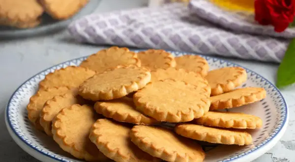 Stos ciasteczek na talerzu, idealnych do kawy. Pyszny przepis na ciastka, który zachwyci każdego.