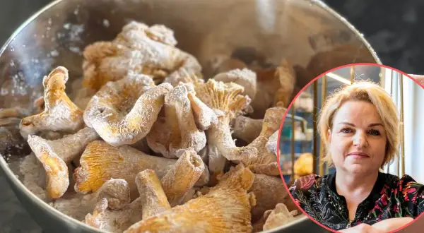 Kobieta pokazuje, jak oczyścić kurki. Grzyby w misce posypane mąką.
