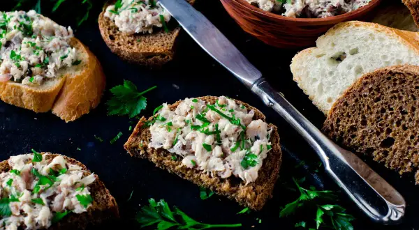 Pyszna pasta z makreli na chlebie, idealna na szybkie śniadanie. Prosty przepis na pastę z makreli.