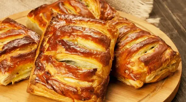 Złociste, chrupiące ciasto francuskie, pieczone na desce. Idealne na przekąskę.