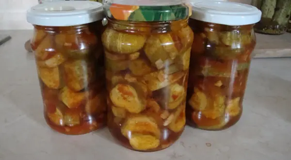 Słoiki z domowymi ogórkami z chilli, gotowe na zimę. Pikantne i aromatyczne, idealne do kanapek.