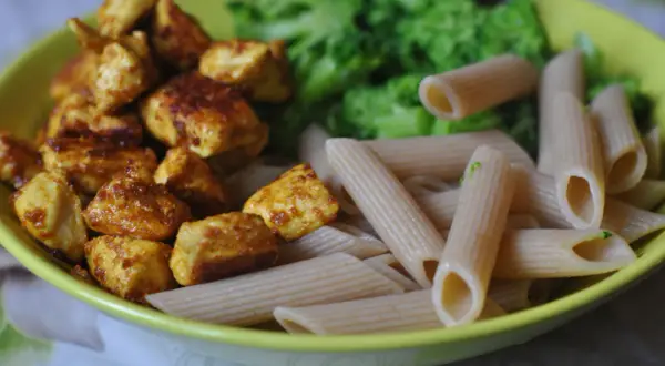 Smażony kurczak z makaronem penne i brokułami. Idealny obiad w 15 minut, gdy brakuje czasu na gotowanie.