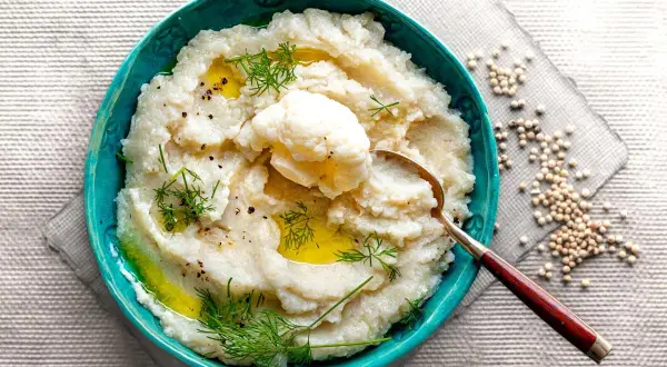 Aksamitne puree z kalafiora, polane oliwą, ozdobione koperkiem i pieprzem. Idealne jako lekki dodatek.