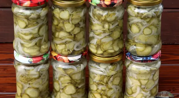 Słoiki z ogórkami i cebulą, idealne rozwiązanie, co zrobić z dużych ogórków. Smaczne przetwory na zimę.