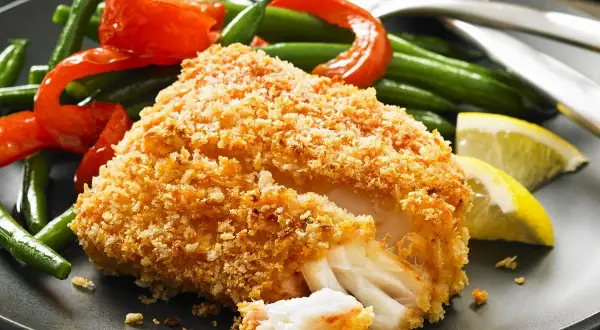 Chrupiące ryba w panierce panko, podana z fasolką szparagową, papryką i cytryną. Panko co to? Japońska bułka tarta nadająca niezwykłą kruchość.