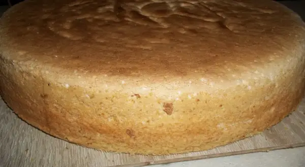 Puszysty biszkopt z 5 jaj, lekko zarumieniony, gotowy do dekoracji. Idealna baza do tortu.