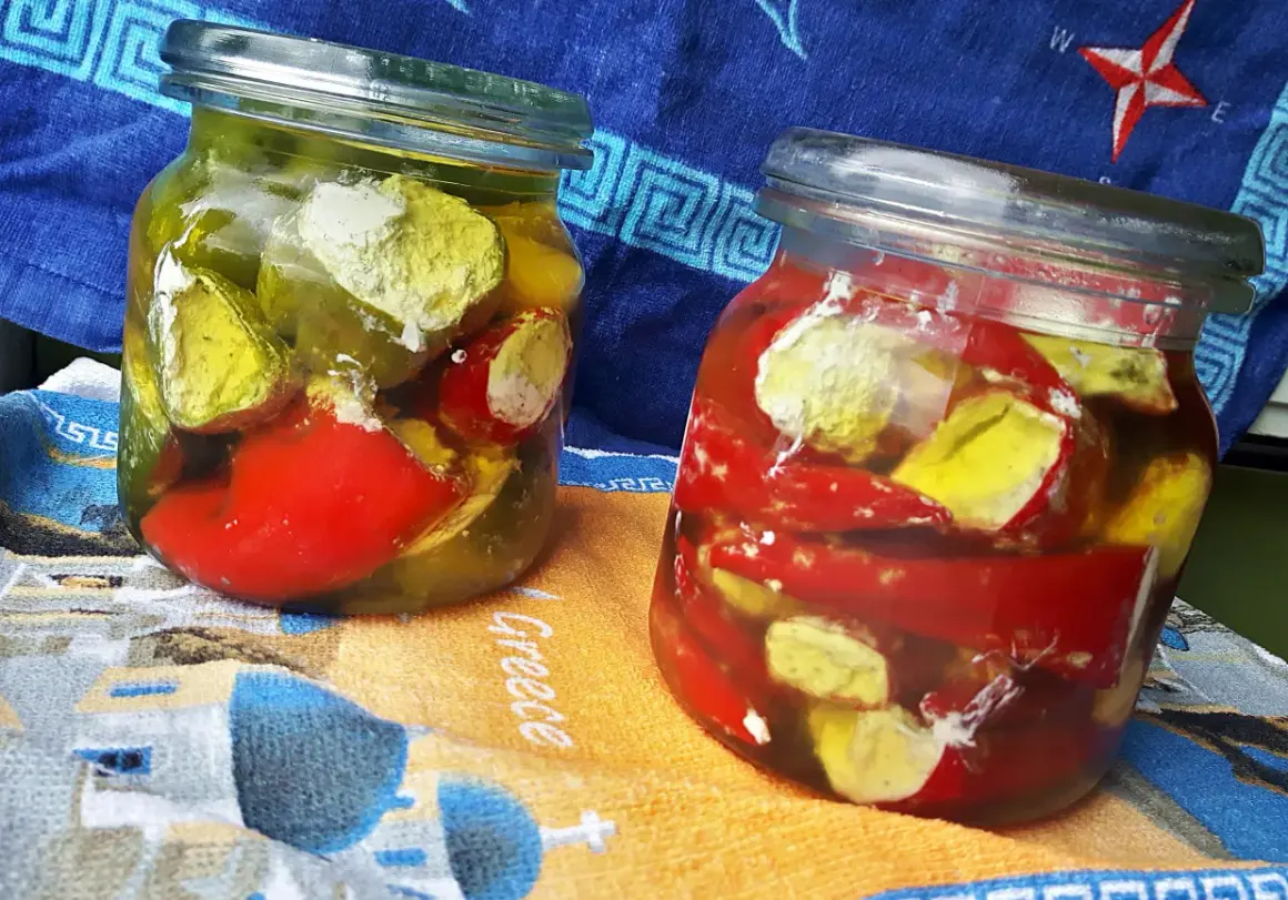 Słoiki z marynowanymi papryczkami nadziewanymi serem feta na zimę. Smak Grecji w słoiku.