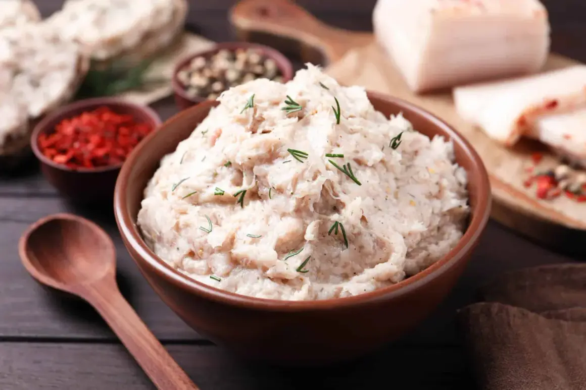 Smalec domowy po góralsku, pyszna pasta z chlebem i przyprawami.